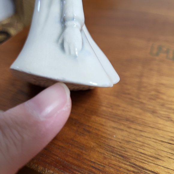 Vintage Ceramic Girl in the Wind Figurine - Picture 11 of 16